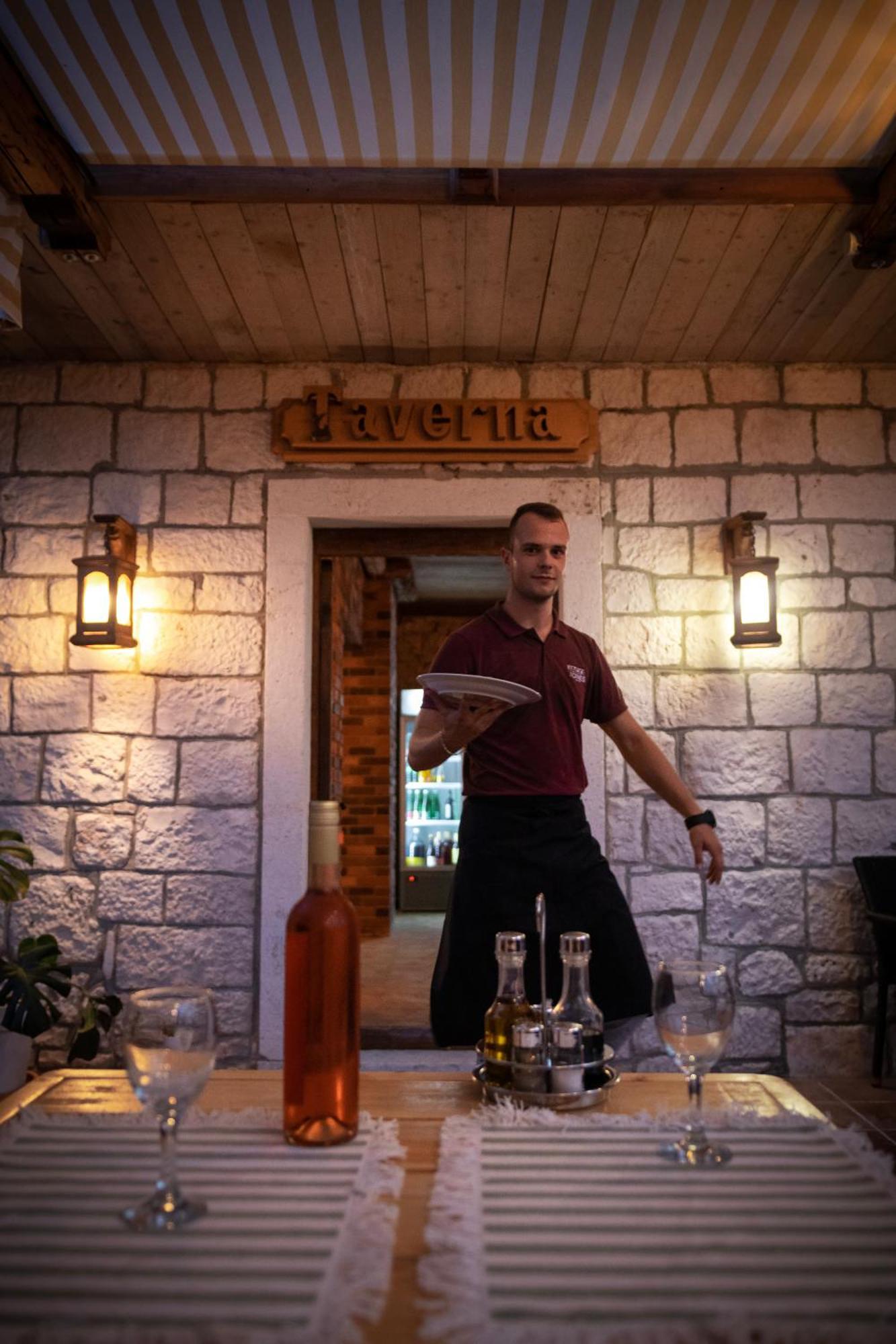 Taverna & Rooms Sutivan Extérieur photo